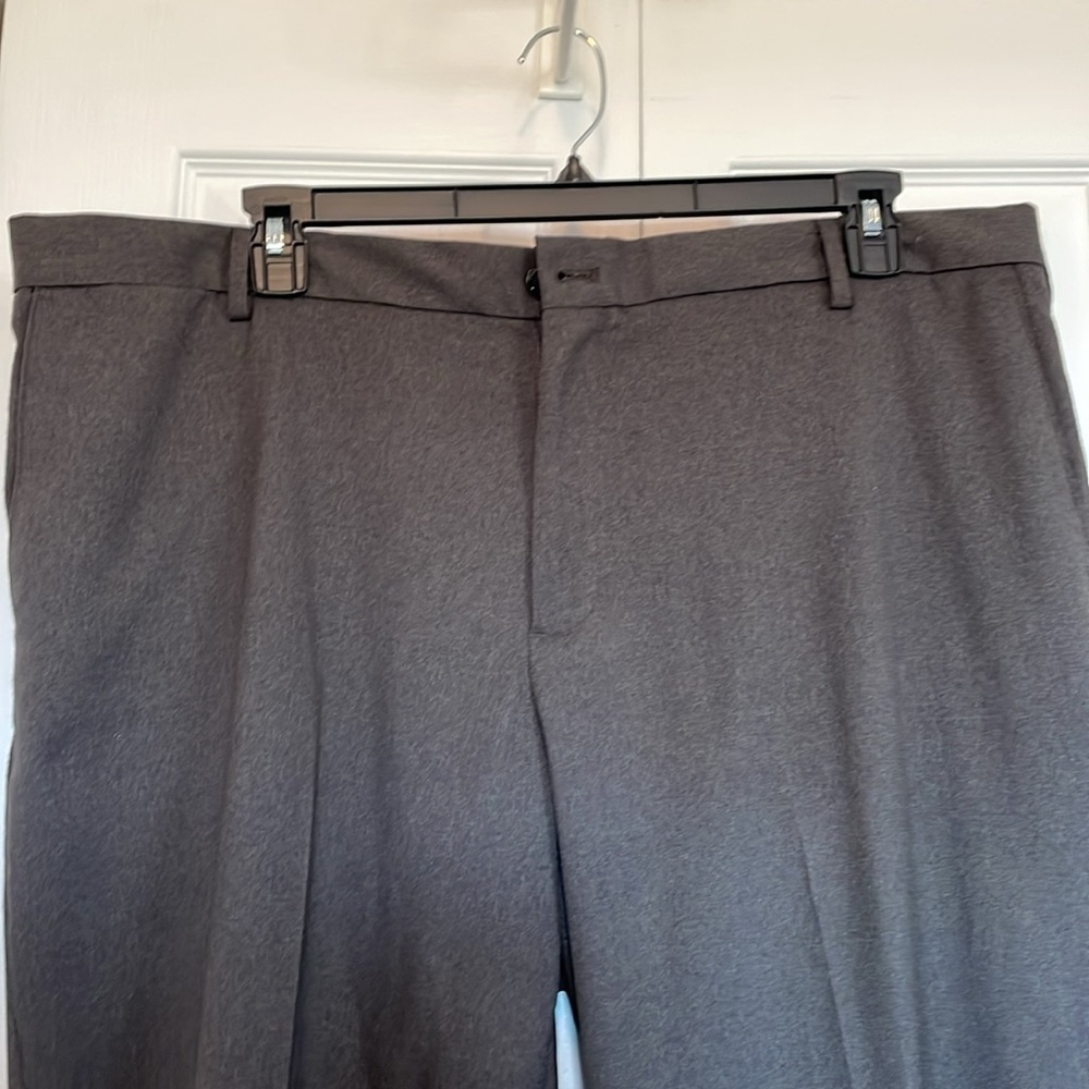 Men’s gray Dockers 42x32. Like new straight fit flat front pockets front/back